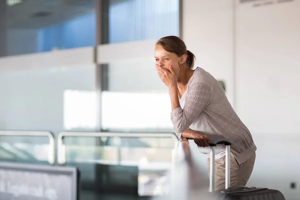 Jonge vrouwelijke passagier op de luchthaven, — Stockfoto