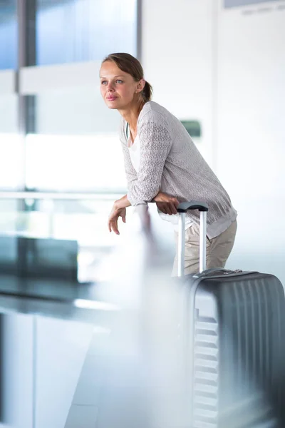 Jonge vrouwelijke passagier op de luchthaven, ongeveer aan de check-in — Stockfoto