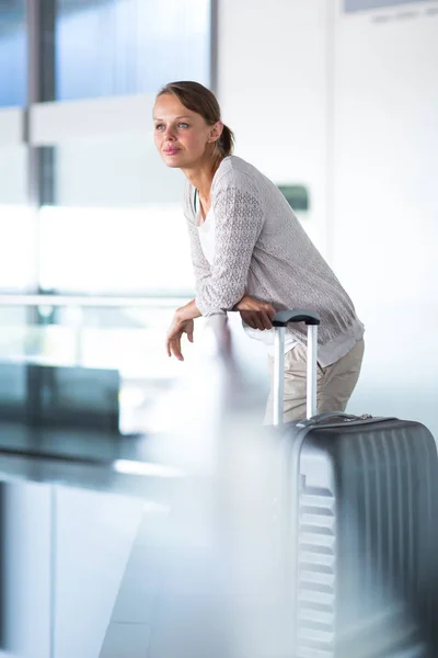 Giovane passeggera in aeroporto, in procinto di effettuare il check-in — Foto Stock