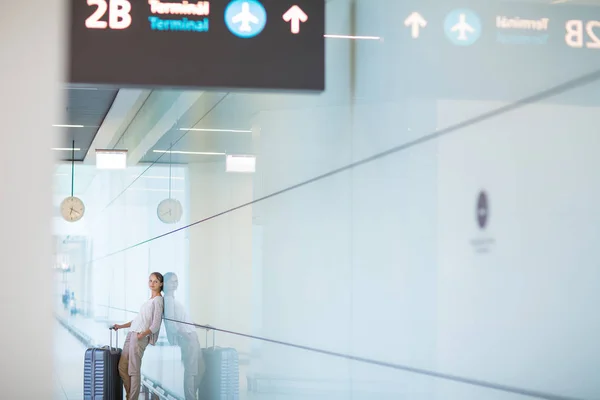 Jovem passageira no aeroporto, esperando seu atraso f — Fotografia de Stock