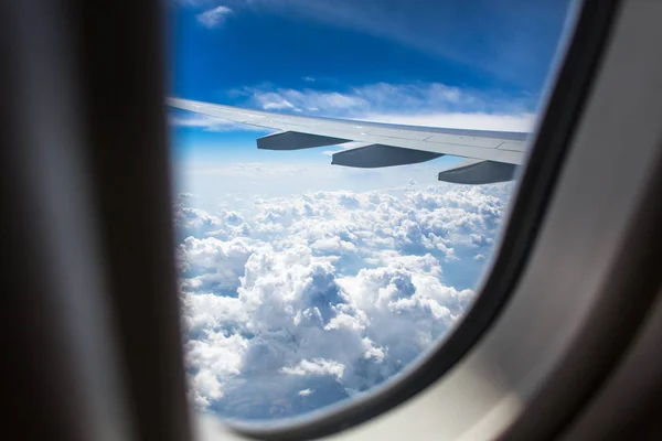 Skrzydło samolotu przez okno samolotu — Zdjęcie stockowe