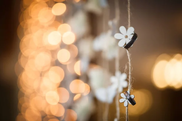 Zwei prachtvolle Eheringe an einem Hochzeitstag. — Stockfoto