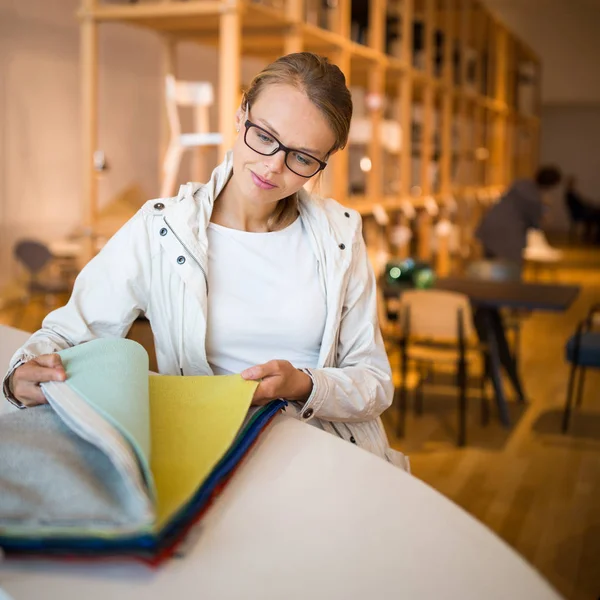 Pretty young woman  choosing the right material/color for her modern appartement interior — Stock Photo, Image