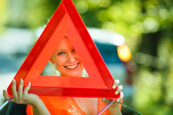 Jonge vrouwelijke bestuurder belt de wegenwacht — Stockfoto