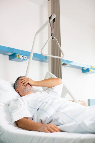 Paciente em quarto de hospital - sofrendo de dor após a cirurgia — Fotografia de Stock
