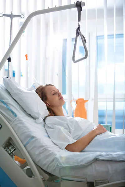 Güzel, genç, kadın hasta bir modern hastane odasında — Stok fotoğraf