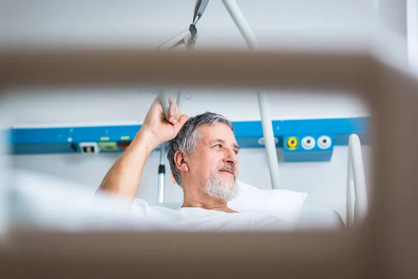 Пациент старшего возраста в современной больнице — стоковое фото