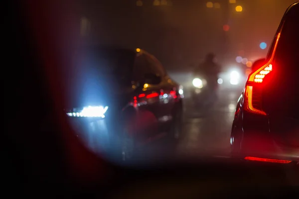 Abends / nachts Autoverkehr in der Stadt — Stockfoto
