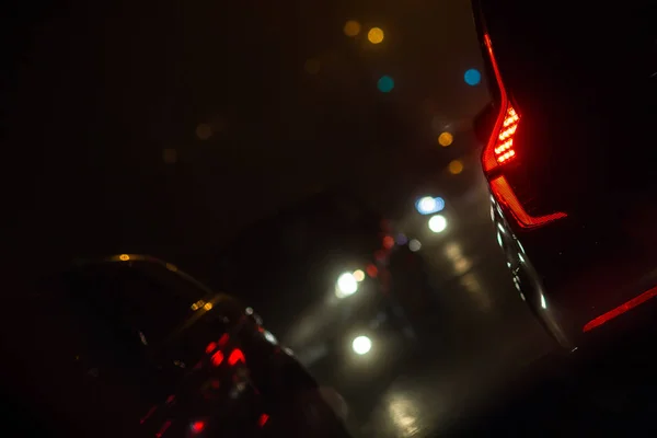 Avond/nacht stad autoverkeer — Stockfoto