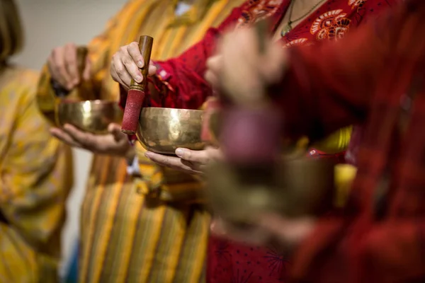 Muž si hraje na tibetské zpívající mísy — Stock fotografie