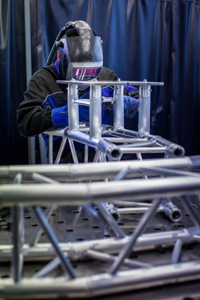 Welder working a welding metal with protective mask and sparks — Stock Photo, Image