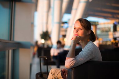 Genç kadın yolcu havaalanında, yaklaşık check-in için