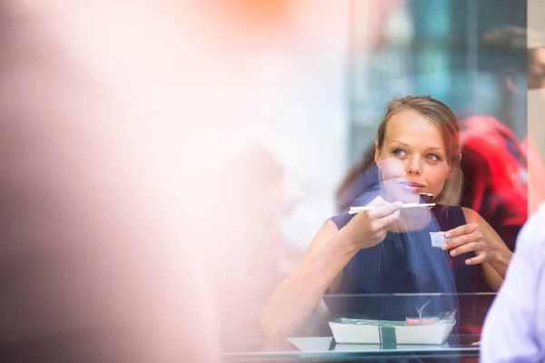 Vacker, ung kvinna äta sushi på en restaurang — Stockfoto