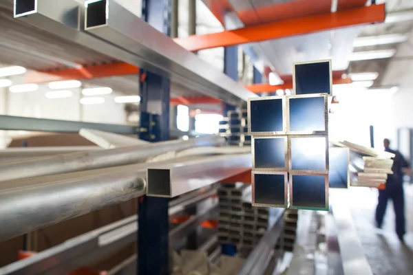 Prodotti in alluminio in una sala di fabbrica industriale — Foto Stock