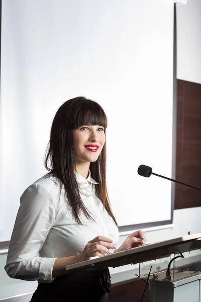 Hübsche, junge Geschäftsfrau bei einem Vortrag — Stockfoto