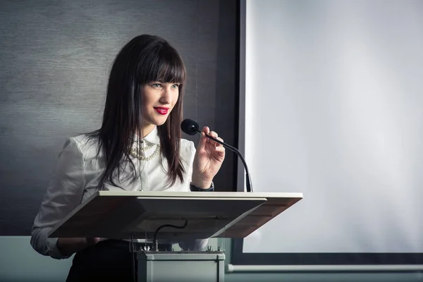 Pretty, young business woman giving a presentation — Stock Photo, Image