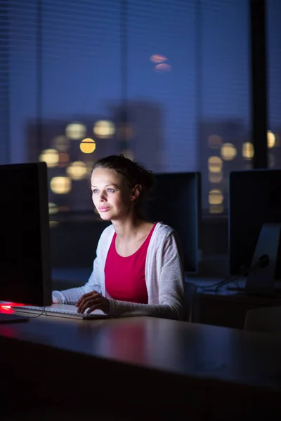 Bonita, jovem estudante universitário usando um computador desktop / pc — Fotografia de Stock