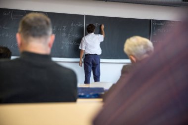 Matematik öğretimi, tahtaya yazma kıdemli erkek öğretmen
