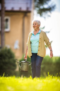 Onun güzel Bahçe Bahçe işleriyle kadın kıdemli