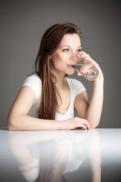 Närbild porträtt av fundersam ung attraktiv kvinna vatten — Stockfoto