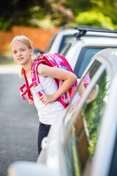 Menina bonito indo para casa da escola, olhando bem antes de cro — Fotografia de Stock