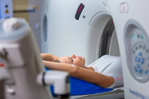 Mooie, jonge vrouw goiing door middel van een geautomatiseerde axiaal tomografie — Stockfoto
