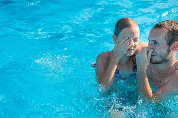 Fratello e sorella in una piscina in una giornata estiva — Foto Stock