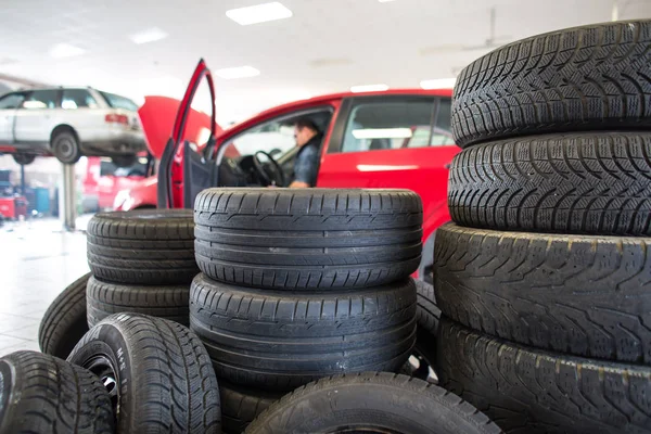 Bir garaj içinde - tekerlekler/tires değiştirme — Stok fotoğraf