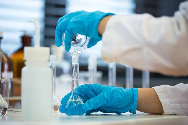 Händer på en kvinnlig forskare som forskar i ett labb — Stockfoto