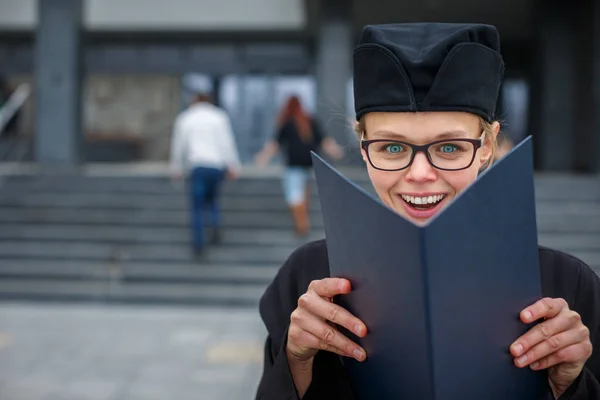Досить, молода жінка радісно відзначає свій випускний — стокове фото