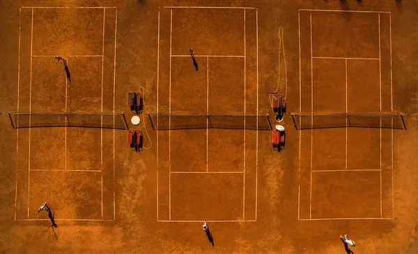Снимок с воздуха теннисных кортов с игроками — стоковое фото