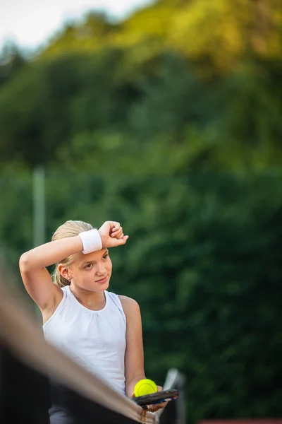 Joven, tenista adolescente en la cancha —  Fotos de Stock