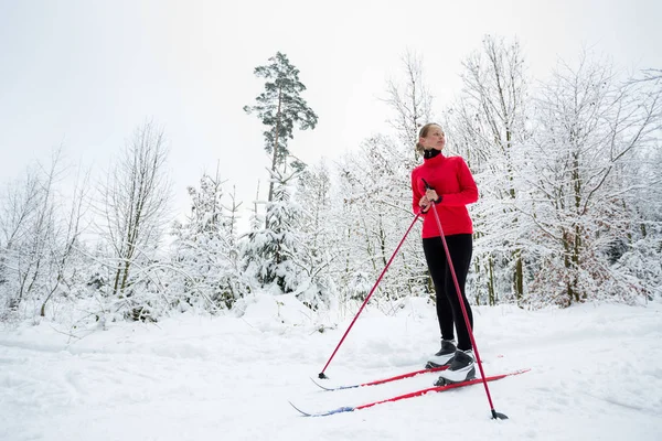 Längdskidåkning: ung kvinna längdskidåkning — Stockfoto