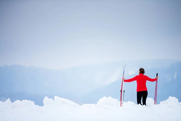 Esquí de fondo: mujer joven esquí de fondo — Foto de Stock