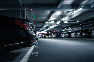 Yeraltı otoparkı veya modern otopark ile lots-in Araçlar