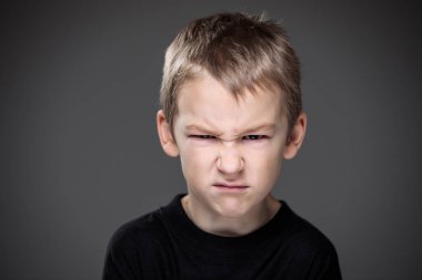 Küçük bir çocukta bir sürü saldırganlık 