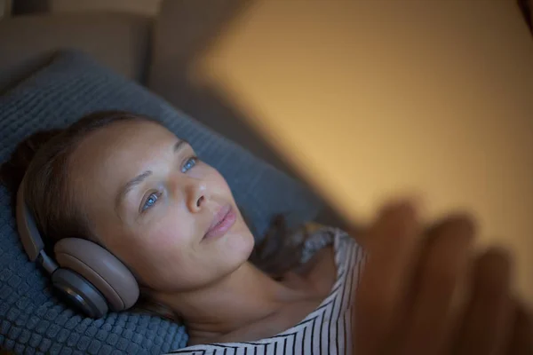 Mooie, jonge vrouw met behulp van een tablet computer thuis — Stockfoto