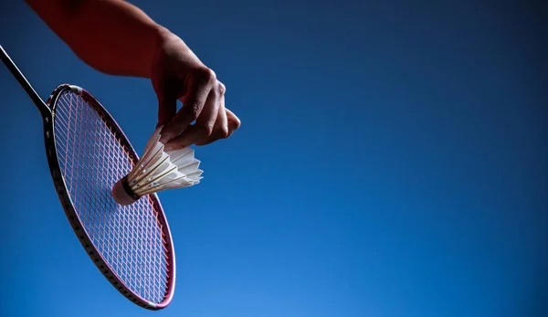 Badminton raketa a kuželka v pohybu closeup — Stock fotografie