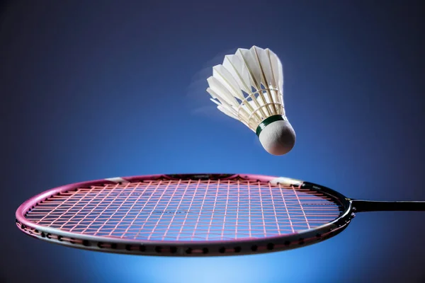 Badminton raketa a kuželka v pohybu closeup — Stock fotografie