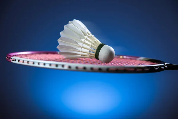 Badminton raketa a kuželka v pohybu closeup — Stock fotografie