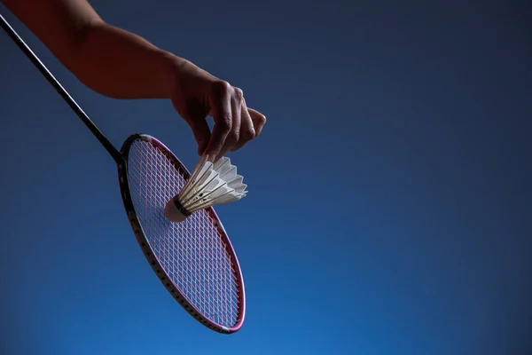 Badminton raketa a kuželka v pohybu closeup — Stock fotografie