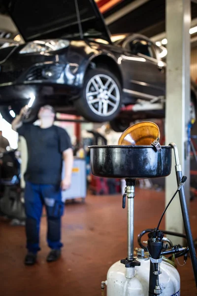 Troca de pneu - equilíbrio ou reparação de rodas e mudança de pneu do carro — Fotografia de Stock