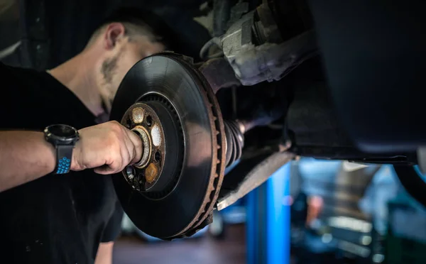 Reparatur von Radlagern beim Autoservice — Stockfoto