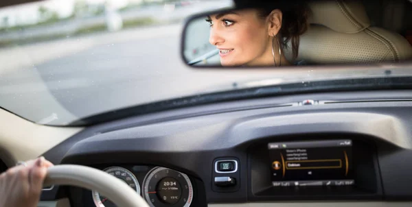 Bonita, jovem mulher dirigindo um carro — Fotografia de Stock