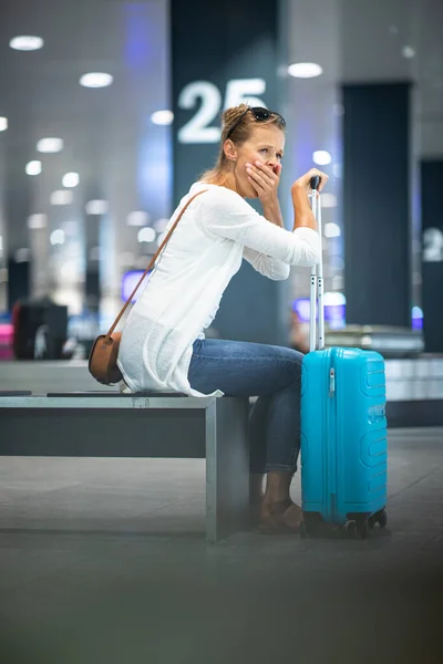 Młoda kobieta z bagażem na międzynarodowym lotnisku — Zdjęcie stockowe