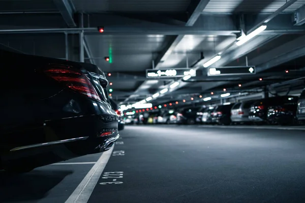Garagem subterrânea ou estacionamento moderno com lotes de veículos — Fotografia de Stock