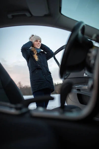 Femme conduisant une voiture — Photo