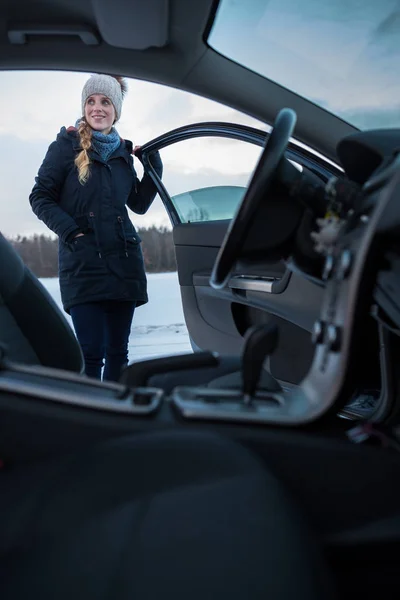 Mulher dirigindo um carro — Fotografia de Stock