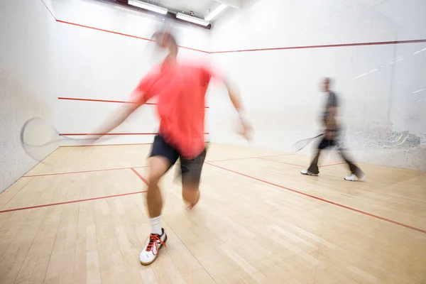 Squash jogadores em ação em uma quadra de squash — Fotografia de Stock