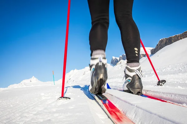 Biegi narciarskie: młoda kobieta narciarstwo biegowe — Zdjęcie stockowe